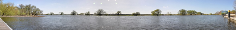 Panoramablick über die Havel in Premnitz mit grünen Ufern und einem Bootsanleger
