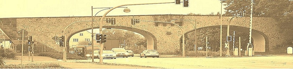 Panorama der Backsteinbrücke mit Rundbögen und Straßenszene in Premnitz